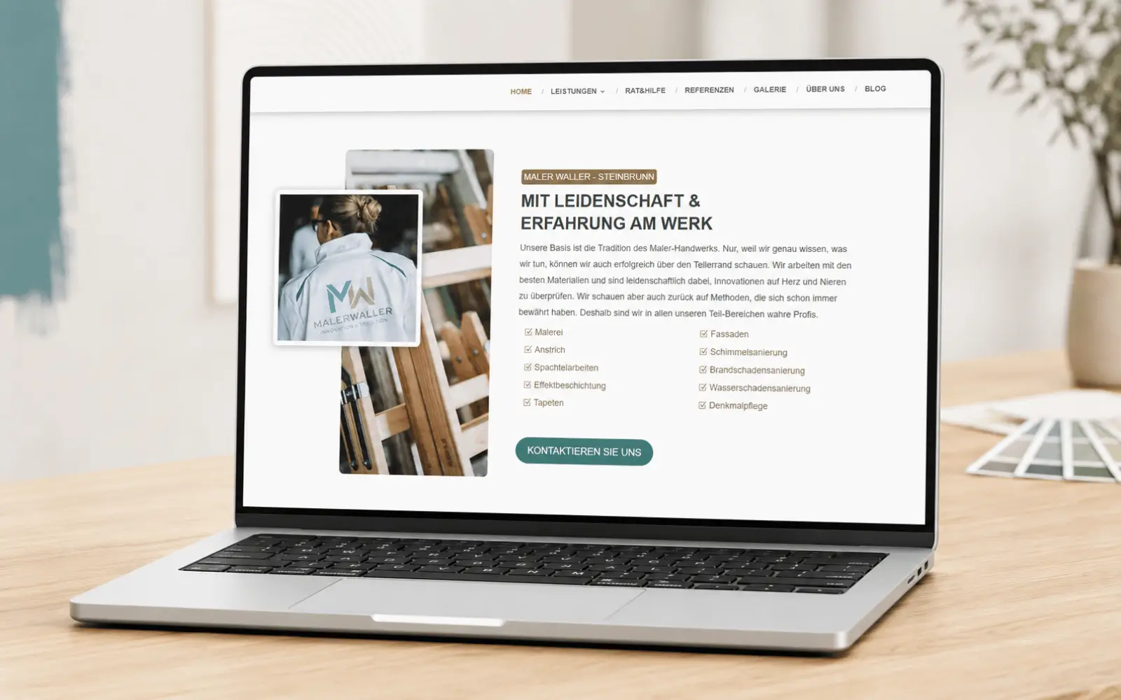 Laptop-Ansicht der Unternehmensvorstellung von Malerwaller mit Leistungen und authentischen Projektbildern
