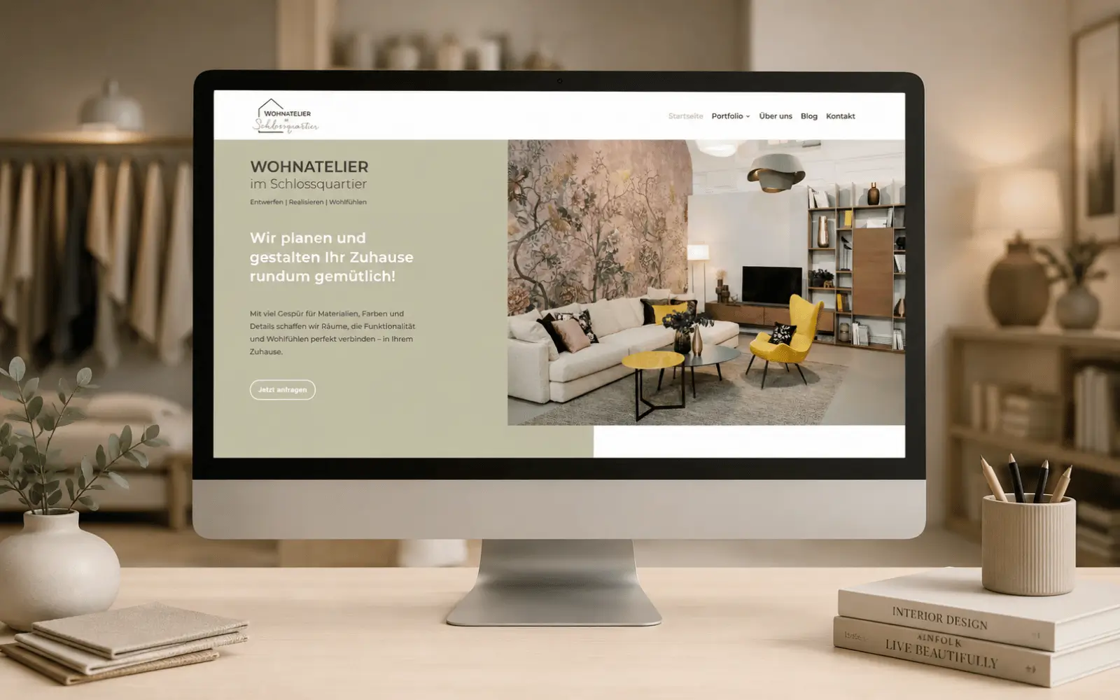 Wohnatelier – Startseite im Desktop-Mockup Desktop-Mockup der Startseite von Wohnatelier im Schlossquartier mit hochwertiger Inneneinrichtung